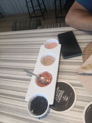 Presentación de los diferentes tipos de sal que ofrecen at Cerveceria Victoria in A Coruna