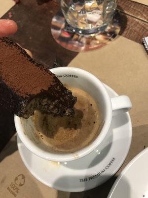 Recomiendo pedir el brownie con café, también tienen galletas veganas, arroz con leche vegano, bizcochos, desayunos... Vi que hay hasta tostadas de desayuno con queso vegano at Cerveceria Victoria in A Coruna