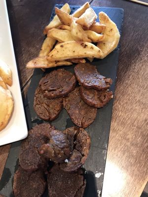 Chorivegano con patatas fritas at Cerveceria Victoria in A Coruna