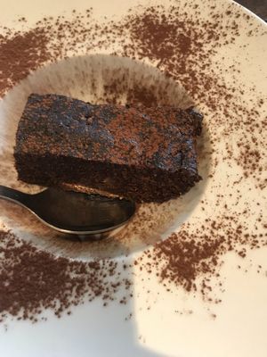 Raw brownie vegano de chocolate casero (en la carta trae salsa de frutos rojos pero lo pedí sin ella) at Cerveceria Victoria in A Coruna