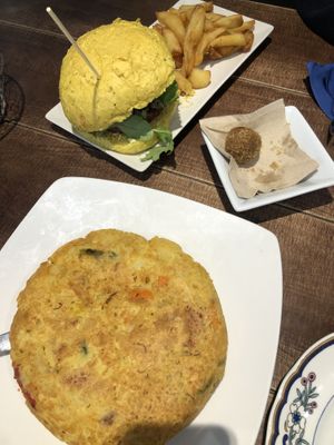 Tortilla vegana con cositas, hamburguesa Beyond Burger y croquetas de avena.  at Cerveceria Victoria in A Coruna