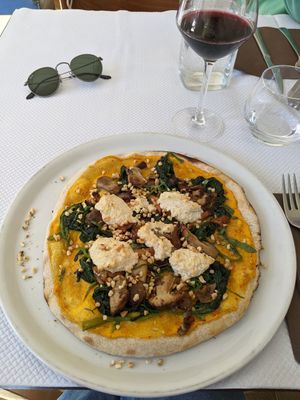 Pizza with pumpkin sauce, spinach, mushrooms & vegan ricotta 👌 at Les Mille Poetes in Narbonne