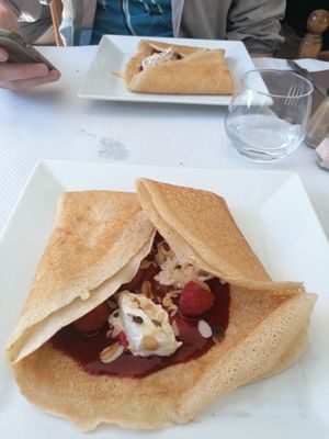 Vegan raspberry crêpe with cashew vanilla sauce at Les Mille Poetes in Narbonne
