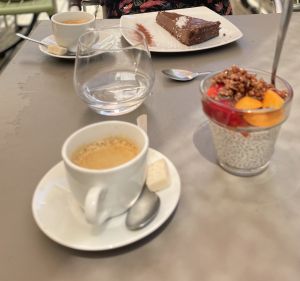 Tarte crue chocolat banane coco et graines de chia au lait de coco  at Les Mille Poetes in Narbonne