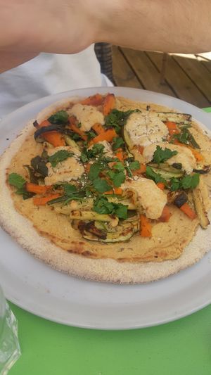 Pizza libanaise : houmous, légumes croquants et coriandre. at Les Mille Poetes in Narbonne