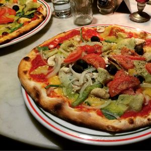 Vegetarische Pizza mit veganem Käse geordert und eine vegane Pizza mit viel Gemüse bekommen!   at Pizzeria Il Vesuvio in The Hague