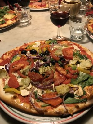 Fully vegan pizza even with vegan cheese at Pizzeria Il Vesuvio in The Hague