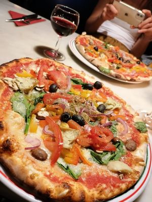 Pizza vegetariana with vegan cheese at Pizzeria Il Vesuvio in The Hague