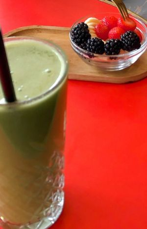 Green smoothie and adjusted bowl of fruits and berries   at Feeling Good in The Hague
