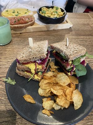Vegan club sandwich, en daar achter vegan eiersalade  at Anne&Max in Arnhem