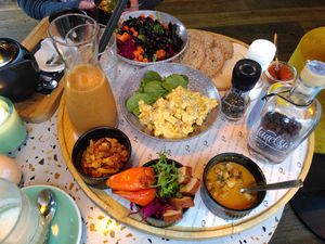 Lunch plank voor 2 personen met: soep, brood, smeersels, eiersalade van gerookte tofu, vegan bacon, geroosterde pompoen, gerookte tofu, salade, sap at Anne&Max in Arnhem