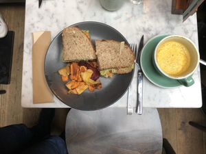 Vegan kurkuma latte en very vegan clubsandwich. at Anne&Max in Arnhem