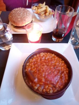 burger y cassoulette vegano at Restaurant le 104 in Carcassonne