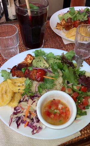 Assiette chaude d’attieke, salade de concombre/tomate/coriandre, plantains, brochette de tempeh, avocat, coleslaw et sauce moyo accompagné d’un bissap  at Jah Jah in Paris