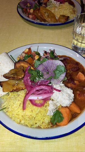 Bol chaud : chili sin carne (haricots rouges patate douce poivrons), riz curcuma, salsa tomate maïs, banane plantain, tortilla de blé, coleslaw, guacamole, crème de cajou   at Jah Jah in Paris