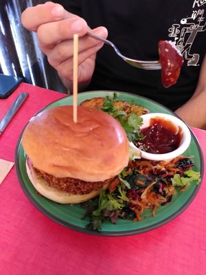 Burger aux champignons at Jah Jah in Paris