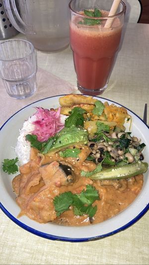 Bol chaud : mafé de légumes (carotte, pomme de terre, chou, courgette, sauce cacahuète), riz basmati, achard de légumes, avocat, plantain, black eyed beans, gombo, coriandre   at Jah Jah in Paris