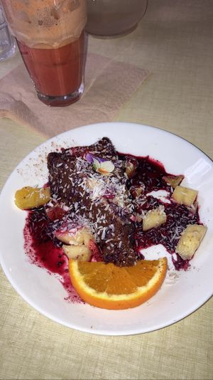 Raw chocolate cheesecake, orange, citron, noix de coco râpée + smoothie pomme, gingembre, citron, pastèque   at Jah Jah in Paris