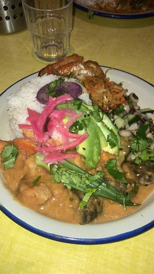 Bol chaud : plantain, riz, pikliz d’oignons rouges, mafé de légumes sauce cacahuète, avocat, gombo, black eyed beans, achard de choux et carottes   at Jah Jah in Paris