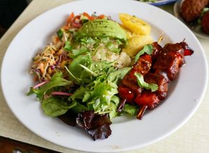 Assiette du jour (tempeh skewers + boiled plantains + attieke) at Jah Jah in Paris