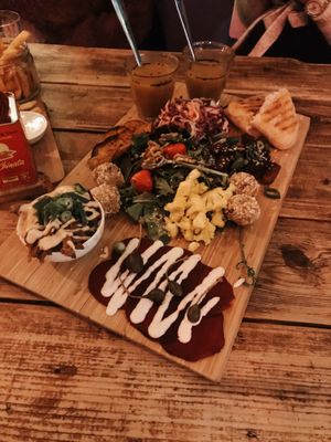 Vegan dinner platter at Bar Cali in Nijmegen