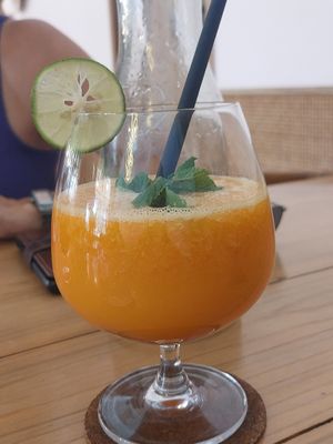Smoothie with papaya, mango, orange and coconut water ( 5/10) at Beach Bowl in Legian