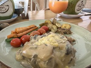 Vegan Gravy Mushroom Steak. DELICIOUS rich flavours! Even melted ‘butter’. A must-have   at Beach Bowl in Legian