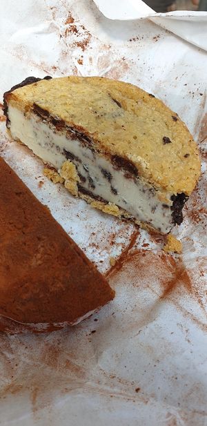 eis sandwich links sorte tiramisu rechts cookies at Veganista Ice Cream IV in Vienna