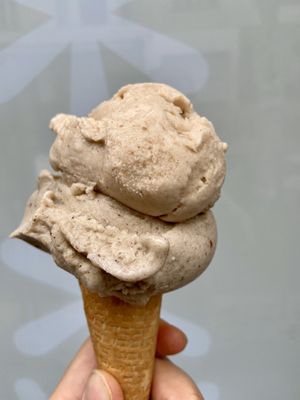 Ginger bread and croissant flavors 🥐  at Veganista Ice Cream IV in Vienna