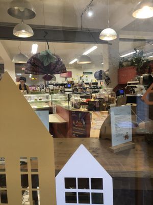 Il bancone visto dal vicolo  at Silene BIO Bottega & Cucina in Vicenza