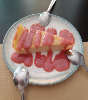 Lemon cheesecake with strawberry sauce at El Enano Verde in Torremolinos