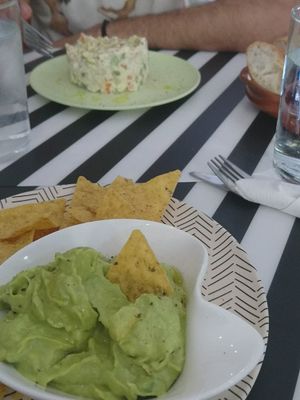 Guacamole con melocotón y nachos  at El Enano Verde in Torremolinos