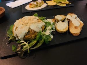 Hamburgesa de no-polpo, sabor de mar muy interesante. El queso de anacardos con las papas está buenísimo  at El Enano Verde in Torremolinos