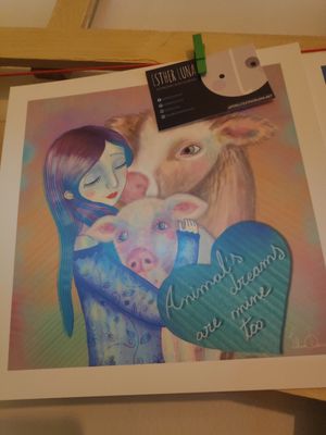 Tienen un espacio para estás láminas con empatía y preciosas. El local tiene un aire muy acogedor. at El Enano Verde in Torremolinos