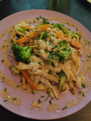 La salsa le daba un toque oriental muy bueno at El Enano Verde in Torremolinos