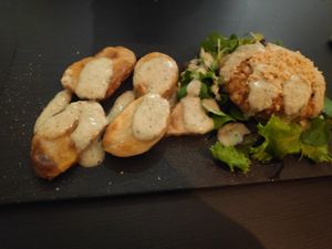 Esta Hamburguesa esta muy rica.un sabor totalmente diferente. at El Enano Verde in Torremolinos