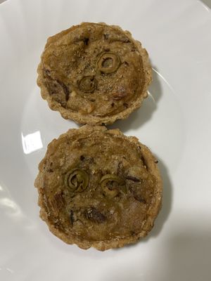 Quiches de creme de macaxeira com cogumelos e azeitonas. 💚 at Bike Vegan in Fortaleza