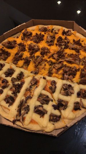 Cowabunga pizza time dos sabores: Destruidor(shimeji, bataqueijo e azeitonas pretas); e Krang (caju, cheddar de cenoura e soja defumada). at Bike Vegan in Fortaleza