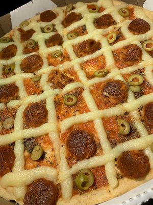 Cowabunga pizza time! Sabor Donatelo(Calabresa, azeitona e cebola) 💚 at Bike Vegan in Fortaleza