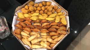 Cento de salgadinhos: canudinhos homus, pastéis  de soja com azeitona, calzones de legumes ao curry e coxinhas de brócolis 🌱 at Bike Vegan in Fortaleza