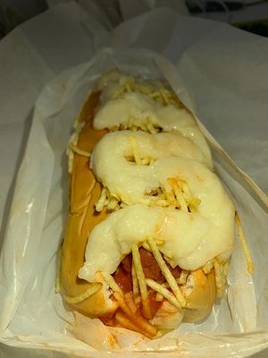 Hot dog (pão, salsicha artesanal, molho de tomate, bataqueijo e batata palha). at Bike Vegan in Fortaleza