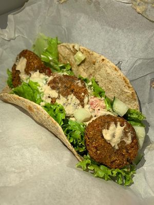 Kebab ( Pão tortilha, falafels, alface, tomate, cebola, pepino e cream cheese de castanha).  at Bike Vegan in Fortaleza