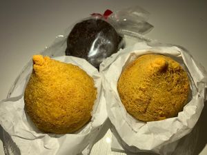 Coxinhas de brócolis e couve com alho poró. + alfajor de chocolate 💚 at Bike Vegan in Fortaleza