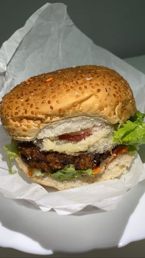 Hambúrguer de brócolis, alface, cenoura, tomate, barbecue e bataqueijo. 💚 at Bike Vegan in Fortaleza