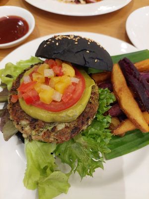 Charcoal burger at Broccoli Revolution - Central Embassy in Bangkok