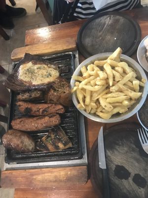 Este foi o delicioso prato de carnes assadas para dois. 🤩 #Veganuary at La Reverde Parrillita Vegana in Buenos Aires