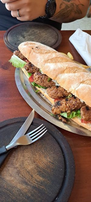 Chorissauro, choripan gigante, pouco apimentado para alguma pessoas at La Reverde Parrillita Vegana in Buenos Aires