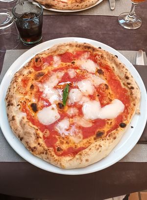 Vegan pizza magherita at La Gioconda Guarda Napoli in Florence