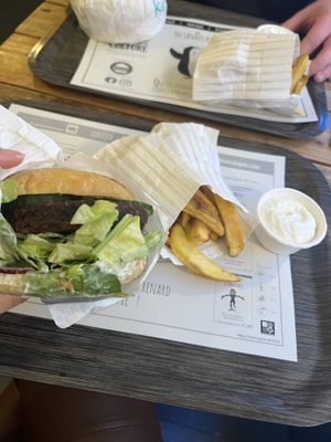 Burger with tzatziki, spinach, union, cucumber  at GreenBurger in Liege