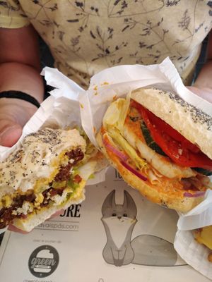 Le Green
Sauce curry/moutarde, cornichons + Le Saisonnier
Notre burger du mois qui met en avant des légumes de saison at GreenBurger in Liege
